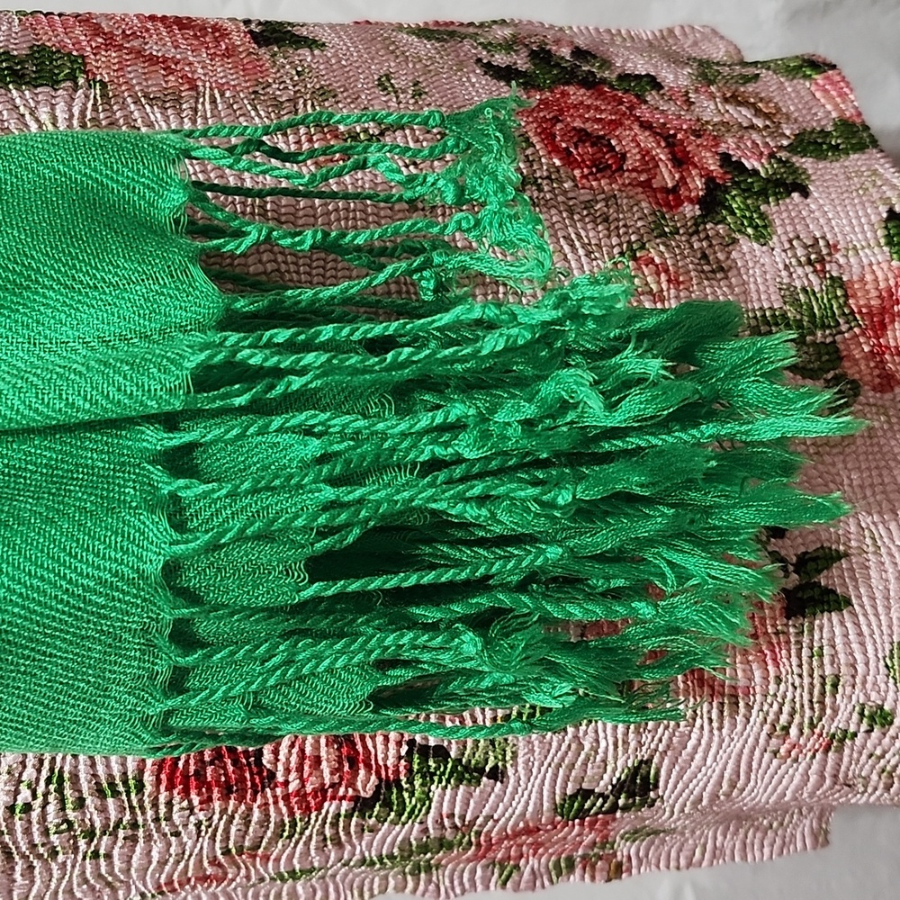 Pashmina Kelly Green Scarf with Fringes and Soft Texture - Picture 2 of 3